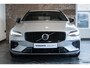 Volvo V60 T6 Plug-in hybrid AWD Plus Dark | Elek. glazen Panorama dak |Verwarmbare Voorstoelen (met geheugen), Stuurwiel en Achterbank | Semi-Elektrische Trekhaak | Verwarmbare Voorruit | Premium Audio by Harman Kardon | 360-Camera