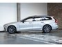 Volvo V60 T6 Plug-in hybrid AWD Plus Dark | Elek. glazen Panorama dak |Verwarmbare Voorstoelen (met geheugen), Stuurwiel en Achterbank | Semi-Elektrische Trekhaak | Verwarmbare Voorruit | Premium Audio by Harman Kardon | 360-Camera