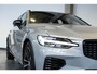 Volvo V60 T6 Plug-in hybrid AWD Plus Dark | Verwarmbare Voorstoelen (met geheugen), Stuurwiel en Achterbank | Semi-Elektrische Trekhaak | Verwarmbare Voorruit | Premium Audio by Harman Kardon | 360-Camera