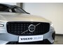 Volvo V60 T6 Plug-in hybrid AWD Plus Dark | Verwarmbare Voorstoelen (met geheugen), Stuurwiel en Achterbank | Semi-Elektrische Trekhaak | Verwarmbare Voorruit | Premium Audio by Harman Kardon | 360-Camera