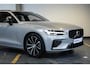 Volvo V60 T6 Plug-in hybrid AWD Plus Dark | Elek. glazen Panorama dak |Verwarmbare Voorstoelen (met geheugen), Stuurwiel en Achterbank | Semi-Elektrische Trekhaak | Verwarmbare Voorruit | Premium Audio by Harman Kardon | 360-Camera
