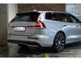 Volvo V60 T6 Plug-in hybrid AWD Plus Dark | Elek. glazen Panorama dak |Verwarmbare Voorstoelen (met geheugen), Stuurwiel en Achterbank | Semi-Elektrische Trekhaak | Verwarmbare Voorruit | Premium Audio by Harman Kardon | 360-Camera
