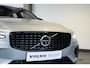 Volvo V60 T6 Plug-in hybrid AWD Plus Dark | Elek. glazen Panorama dak |Verwarmbare Voorstoelen (met geheugen), Stuurwiel en Achterbank | Semi-Elektrische Trekhaak | Verwarmbare Voorruit | Premium Audio by Harman Kardon | 360-Camera