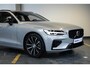 Volvo V60 T6 Plug-in hybrid AWD Plus Dark | Verwarmbare Voorstoelen (met geheugen), Stuurwiel en Achterbank | Semi-Elektrische Trekhaak | Verwarmbare Voorruit | Premium Audio by Harman Kardon | 360-Camera