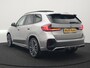 BMW X1 xDrive30e M Sport Plug In Hybrid 326pk Dealer O.H. PHEV | Panodak | Head Up | 360 Camera | Adaptive Cruise | Alcantara Sportstoelen Massage & Memory | Harman & Kardon | Stoelen & Stuur Verwarmd | Apple Carplay | 20"L.M | Blis | Keyless | Sfee