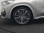 BMW X1 xDrive30e M Sport Plug In Hybrid 326pk Dealer O.H. PHEV | Panodak | Head Up | 360 Camera | Adaptive Cruise | Alcantara Sportstoelen Massage & Memory | Harman & Kardon | Stoelen & Stuur Verwarmd | Apple Carplay | 20"L.M | Blis | Keyless | Sfee