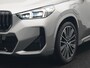 BMW X1 xDrive30e M Sport Plug In Hybrid 326pk Dealer O.H. PHEV | Panodak | Head Up | 360 Camera | Adaptive Cruise | Alcantara Sportstoelen Massage & Memory | Harman & Kardon | Stoelen & Stuur Verwarmd | Apple Carplay | 20"L.M | Blis | Keyless | Sfee