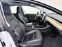Tesla Model 3 SR+ 60kWh 326PK AutoPilot Leer PanoramaDak Adaptive Cruise Lmv 18" Camera's Elektr.-Stuur+Stoelen+Spiegels+Geheugen+Easy-Entry+Verwarmde stoelen Park assistent Pdc WIFI Ecc Lane-Assist Speed-Assist Navi LED Comfortstoelen Soh 87% ACC DAB Keyless en Voorverwarmen interieur via App One-Pedal-Drive Origineel Nederlandse auto tot 11kw laden thuis! Garantie Accu tot 10-12-2027 max 160.000km 1.584kg licht!