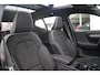 Volvo XC40 B4 Plus Black Edition | Panoramadak met schuif-/kanteldak | Visual Park Assist (incl. 360º view) | Extra Getint Glas | Nubuck/ Kunstlederen Bekleding | Apple Carplay/Android Auto | Premium Audio by Harman Kardon | Electronic Climate Controle
