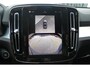 Volvo XC40 B4 Plus Black Edition | Visual Park Assist (incl. 360º view) | Schuif-/Kanteldak | Lichtmetalen Velgen 20"| Extra Getint Glas |  Nubuck/ Kunstlederen Bekleding | Apple Carplay/Android Auto | Premium Audio by Harman Kardon | Electronic Climate Controle