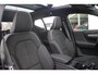Volvo XC40 B4 Plus Black Edition | Visual Park Assist (incl. 360º view) | Schuif-/Kanteldak | Lichtmetalen Velgen 20"| Extra Getint Glas |  Nubuck/ Kunstlederen Bekleding | Apple Carplay/Android Auto | Premium Audio by Harman Kardon | Electronic Climate Controle