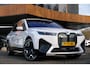 BMW iX XDrive50 High Executive 112 kWh/M-Sportpakket/ACC/B&W/HUD/Laser/Achterasbesturing/Trekhaak/Stoelventillatie