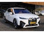 BMW iX XDrive50 High Executive 112 kWh/M-Sportpakket/ACC/B&W/HUD/Laser/Achterasbesturing/Trekhaak/Stoelventillatie
