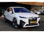 BMW iX XDrive50 High Executive 112 kWh/M-Sportpakket/ACC/B&W/HUD/Laser/Achterasbesturing/Trekhaak/Stoelventillatie