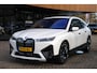 BMW iX XDrive50 High Executive 112 kWh/M-Sportpakket/ACC/B&W/HUD/Laser/Achterasbesturing/Trekhaak/Stoelventillatie
