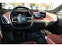BMW iX XDrive50 High Executive 112 kWh/M-Sportpakket/ACC/B&W/HUD/Laser/Achterasbesturing/Trekhaak/Stoelventillatie