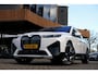 BMW iX XDrive50 High Executive 112 kWh/M-Sportpakket/ACC/B&W/HUD/Laser/Achterasbesturing/Trekhaak/Stoelventillatie