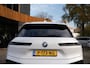 BMW iX XDrive50 High Executive 112 kWh/M-Sportpakket/ACC/B&W/HUD/Laser/Achterasbesturing/Trekhaak/Stoelventillatie