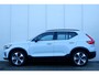 Volvo XC40 B4 Plus Dark | Semi- Elektrische Trekhaak | Verwarmde Stoelen en Stuurwiel | Verwarmbare Voorruit | Premium audio by Harman Kardon | Apple Carplay / Android Auto | Keyless Entry/Start | Park Assist |