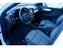 Volvo XC40 B4 Plus Dark | Semi- Elektrische Trekhaak | Verwarmde Stoelen en Stuurwiel | Verwarmbare Voorruit | Premium audio by Harman Kardon | Apple Carplay / Android Auto | Keyless Entry/Start | Park Assist |