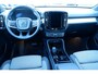 Volvo XC40 B4 Plus Dark | Semi- Elektrische Trekhaak | Verwarmde Stoelen en Stuurwiel | Verwarmbare Voorruit | Premium audio by Harman Kardon | Apple Carplay / Android Auto | Keyless Entry/Start | Park Assist |