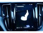 Volvo XC60 2.0 T6 Plug-in hybrid AWD Plus Dark | Verwarmde Voorstoelen, Stuurwiel en Achterbank | Panoramisch Schuif-/Kanteldak | Semi- Elektrische Trekhaak | 360-Camera | Adaptieve Cruise Control | Draadloze Telefoonlader