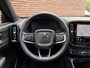 Volvo XC40 B4 Plus Black Edition | Panoramadak met schuif- /kantelfunctie | Elektrische stoelen met geheugenfunctie | 360 graden camera | Extra getint glas | Stoel- /stuurwielverwarming | 20 inch lichtmetalen velgen | Adaptive Cruise Control | BLIS