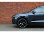Volvo XC40 B4 Plus Black Edition | Panoramadak met schuif- /kantelfunctie | Premium audio by Harman Kardon | Elektrische stoelen met geheugenfunctie | 360 graden camera | Extra getint glas | Stoel- /stuurwielverwarming | 20 inch. lichtmetalen velgen | Adaptive Cruise Control | BLIS