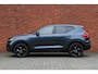 Volvo XC40 B4 Plus Black Edition | Panoramadak met schuif- /kantelfunctie | Premium audio by Harman Kardon | Elektrische stoelen met geheugenfunctie | 360 graden camera | Extra getint glas | Stoel- /stuurwielverwarming | 20 inch. lichtmetalen velgen | Adaptive Cruise Control | BLIS