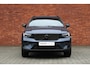 Volvo XC40 B4 Plus Black Edition | Panoramadak met schuif- /kantelfunctie | Premium audio by Harman Kardon | Elektrische stoelen met geheugenfunctie | 360 graden camera | Extra getint glas | Stoel- /stuurwielverwarming | 20 inch. lichtmetalen velgen | Adaptive Cruise Control | BLIS