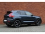 Volvo XC40 B4 Plus Black Edition | Panoramadak met schuif- /kantelfunctie | Premium audio by Harman Kardon | Elektrische stoelen met geheugenfunctie | 360 graden camera | Extra getint glas | Stoel- /stuurwielverwarming | 20 inch. lichtmetalen velgen | Adaptive Cruise Control | BLIS