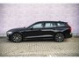 Volvo V60 2.0 T6 Plug-in hybrid AWD Plus Dark | Harman Kardon Audio | Trekhaak | Stoel- / Stuurverwarming Voor + Achter | 360 Camera | Adaptive Cruise | Google | Carplay | Dodehoekdetectie