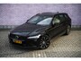 Volvo V60 2.0 T6 Plug-in hybrid AWD Plus Dark | Harman Kardon Audio | Trekhaak | Stoel- / Stuurverwarming Voor + Achter | 360 Camera | Adaptive Cruise | Google | Carplay | Dodehoekdetectie