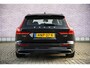Volvo V60 2.0 T6 Plug-in hybrid AWD Plus Dark | Harman Kardon Audio | Trekhaak | Stoel- / Stuurverwarming Voor + Achter | 360 Camera | Adaptive Cruise | Google | Carplay | Dodehoekdetectie