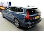 Volvo V60 2.0 B4 MHEV 145kW/197pk Aut8 Inscription ADAPT.CRUISE + NAVI SENSUS + DRIVE MODES + PILOT ASSIST + AFN.TREKHAAK + CAMERA + BLIS + LANE ASSIST + STOELVERWARMING + KEYLESS ENTRY&GO + MATRIX LED + PARKSENSOREN V&A + 18" LM-VELGEN!!