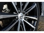 Volvo V60 T6 Plug-in hybrid AWD Plus Dark | Verwarmbare Voorstoelen, Stuurwiel en Achterbank | Semi-Elektrische Trekhaak | Verwarmbare Voorruit | Premium Audio by Harman Kardon | 360-Camera