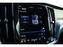 Volvo V60 T6 Plug-in hybrid AWD Plus Dark | Verwarmbare Voorstoelen, Stuurwiel en Achterbank | Semi-Elektrische Trekhaak | Verwarmbare Voorruit | Premium Audio by Harman Kardon | 360-Camera