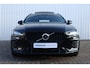 Volvo V60 T6 Plug-in hybrid AWD Plus Dark | Verwarmbare Voorstoelen, Stuurwiel en Achterbank | Semi-Elektrische Trekhaak | Verwarmbare Voorruit | Premium Audio by Harman Kardon | 360-Camera