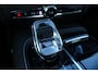 Volvo V60 T6 Plug-in hybrid AWD Plus Dark | Verwarmbare Voorstoelen, Stuurwiel en Achterbank | Semi-Elektrische Trekhaak | Verwarmbare Voorruit | Premium Audio by Harman Kardon | 360-Camera