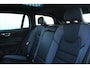 Volvo V60 T6 Plug-in hybrid AWD Plus Dark | Verwarmbare Voorstoelen, Stuurwiel en Achterbank | Semi-Elektrische Trekhaak | Verwarmbare Voorruit | Premium Audio by Harman Kardon | 360-Camera