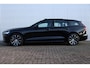 Volvo V60 T6 Plug-in hybrid AWD Plus Dark | Verwarmbare Voorstoelen, Stuurwiel en Achterbank | Semi-Elektrische Trekhaak | Verwarmbare Voorruit | Premium Audio by Harman Kardon | 360-Camera