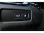 Volvo V60 T6 Plug-in hybrid AWD Plus Dark | Verwarmbare Voorstoelen, Stuurwiel en Achterbank | Semi-Elektrische Trekhaak | Verwarmbare Voorruit | Premium Audio by Harman Kardon | 360-Camera