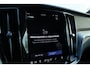 Volvo V60 T6 Plug-in hybrid AWD Plus Dark | Verwarmbare Voorstoelen, Stuurwiel en Achterbank | Semi-Elektrische Trekhaak | Verwarmbare Voorruit | Premium Audio by Harman Kardon | 360-Camera