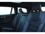 Volvo V60 T6 Plug-in hybrid AWD Plus Dark | Verwarmbare Voorstoelen, Stuurwiel en Achterbank | Semi-Elektrische Trekhaak | Verwarmbare Voorruit | Premium Audio by Harman Kardon | 360-Camera