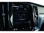 Volvo V60 T6 Plug-in hybrid AWD Plus Dark | Verwarmbare Voorstoelen, Stuurwiel en Achterbank | Semi-Elektrische Trekhaak | Verwarmbare Voorruit | Premium Audio by Harman Kardon | 360-Camera