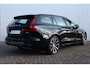 Volvo V60 T6 Plug-in hybrid AWD Plus Dark | Verwarmbare Voorstoelen, Stuurwiel en Achterbank | Semi-Elektrische Trekhaak | Verwarmbare Voorruit | Premium Audio by Harman Kardon | 360-Camera