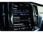 Volvo V60 T6 Plug-in hybrid AWD Plus Dark | Verwarmbare Voorstoelen, Stuurwiel en Achterbank | Semi-Elektrische Trekhaak | Verwarmbare Voorruit | Premium Audio by Harman Kardon | 360-Camera
