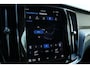 Volvo V60 T6 Plug-in hybrid AWD Plus Dark | Verwarmbare Voorstoelen, Stuurwiel en Achterbank | Semi-Elektrische Trekhaak | Verwarmbare Voorruit | Premium Audio by Harman Kardon | 360-Camera