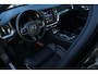 Volvo V60 T6 Plug-in hybrid AWD Plus Dark | Verwarmbare Voorstoelen, Stuurwiel en Achterbank | Semi-Elektrische Trekhaak | Verwarmbare Voorruit | Premium Audio by Harman Kardon | 360-Camera