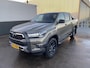 Toyota Hilux 2.8 D-4D Double Cab Invincible Automaat Nieuw geleverd, incl. o.a.: De laadbak is gecoat, trekhaak 13plg, stoelverwarming, achteruitrij camera, keyless, navigatie, Apple CarPlay/Android Auto, JBL Audio, NL-auto, boekjes compleet, 265/65R18 banden CST AT318 Sahara 4X4 terreinbanden
